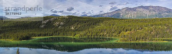 Panoramablick auf den Emerald Lake in der Region der südlichen Seen; Yukon  Kanada'.