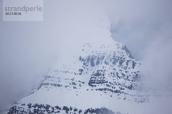 Der nebelumhüllte Gipfel eines Berges ragt durch die Wolken  Jasper National Park; Alberta  Kanada'.