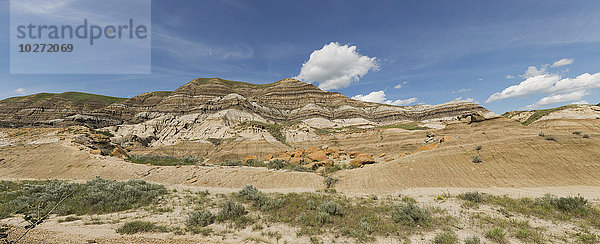 Panoramablick auf die Hänge rund um Drumheller  Alberta  mit Schichten von Sedimentgestein  die die Landschaft in verschiedene Farben tauchen; Alberta  Kanada'.