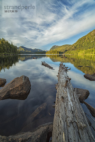 Späte Nachmittagssonne beleuchtet einen kleinen See mit Wolken  die sich im Wasser spiegeln; Prince Rupert  British Columbia  Kanada'.