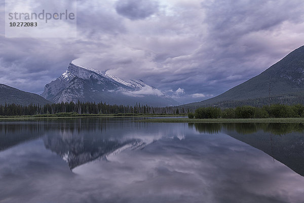 Gewitterwolken über dem Mount Rundle und den Vermillion Lakes  Banff National Park; Alberta  Kanada'.