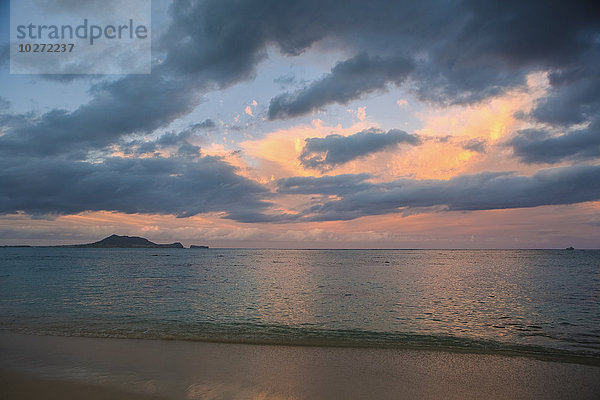 Abenddämmerung auf der windzugewandten Seite von Oahu: Oahu  Hawaii  Vereinigte Staaten von Amerika