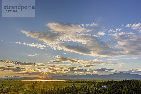 Sonnenuntergang über den Baird Mountains  Wald und grüne Tundra in der Nähe des Dorfes Shungnak  Arctic Alaska  Sommer  HDR