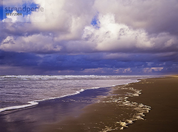 'Wolken verdichten den Himmel am Umpqua Beach; Winchester Bay  Oregon  Vereinigte Staaten von Amerika'.