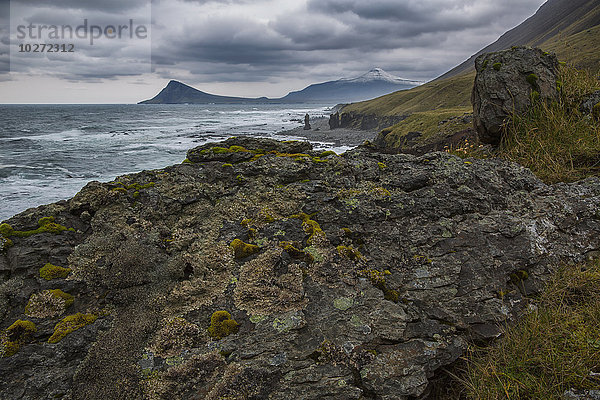 Der Atlantik trifft auf die Küste von Strandir  die in den Westfjorden im Nordwesten Islands liegt; Island'