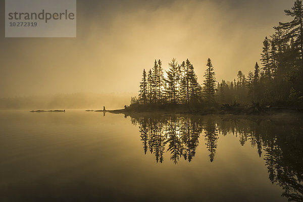 Sonnenaufgang über einem ruhigen See; Ontario  Kanada'.