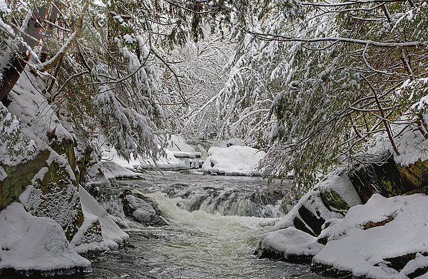 Fließendes Wasser in einem Fluss mit schneebedecktem Ufer; Fulford  Quebec  Kanada'.