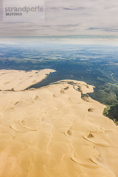 Luftaufnahme der Großen Kobuk-Sanddünen und Rauch von einem Waldbrand in der Ferne  Arctic Alaska  Sommer