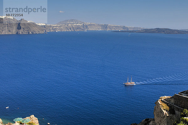 Ein Zweimast-Segelschiff fährt durch die Caldera der Insel Santorin; Santorin  Griechenland'.