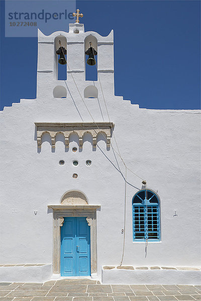 Weißes Kirchengebäude mit hellblauer Tür; Sifnos  Kykladen  Griechische Inseln  Griechenland'.