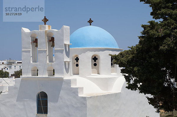 Eine Kirche mit blauer Kuppel; Pano Petali  Sifnos  Kykladen  Griechische Inseln  Griechenland'.