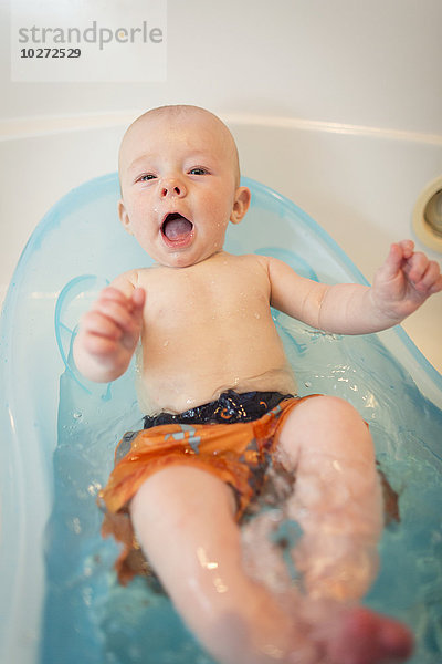 Baby beim Baden in einer Badewanne  USA