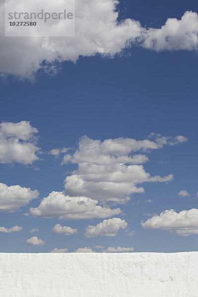 Schneewand mit bauschigen Wolken und blauem Himmel darüber  Park City  Utah  USA