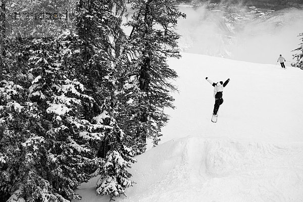 Person in der Luft nach einem Sprung beim Snowboarding  Aspen  Colorado  USA