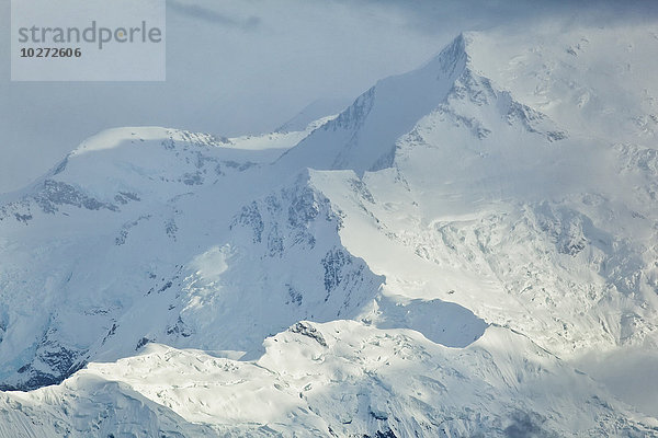 Nahaufnahme des Bergrückens des Mt. McKinley durch dünne Wolken  Denali National Park and Preserve  Interior Alaska; Alaska  Vereinigte Staaten von Amerika'.
