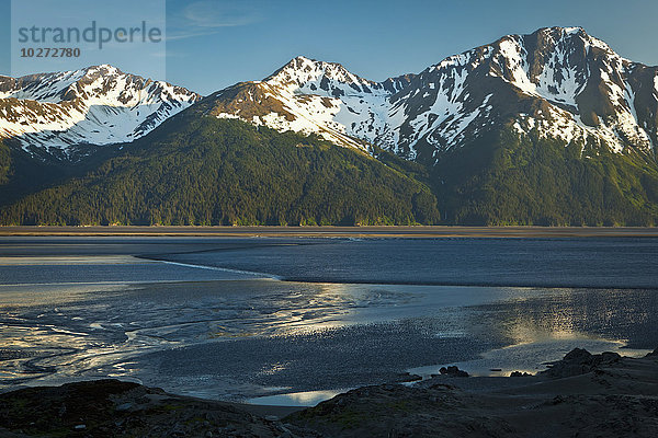 Gezeitenstrom über den Turnagain Arm des Cook Inlet  im Hintergrund die Chugach Mountains; Alaska  Vereinigte Staaten von Amerika'.