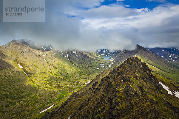 Long Lake und Campbell Creek Canyon vom Wolverine Peak aus gesehen  Chugach State Park; Alaska  Vereinigte Staaten von Amerika'.