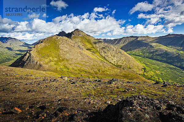 Flattop Peaks zwei und drei vom Flattop Peak aus gesehen  im Hintergrund der O'Malley Peak  Chugach State Park; Alaska  Vereinigte Staaten von Amerika'.