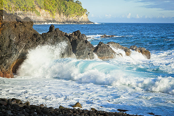 Welle  die gegen die Felsen entlang der Küste bricht; Insel Hawaii  Hawaii  Vereinigte Staaten von Amerika'.