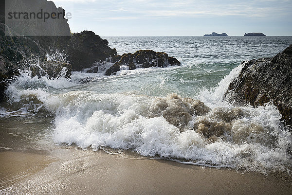 Wellen  die an die Küste schlagen  und Felsformationen im Meer in der Ferne; Ixtapa-Zihuatanejo  Guerrero  Mexiko'.