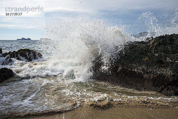 Wellen  die an die Küste schlagen  und Felsformationen im Meer in der Ferne; Ixtapa-Zihuatanejo  Guerrero  Mexiko'.