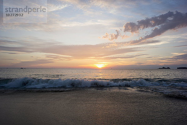 Sonnenuntergang über dem Horizont mit rollenden Wellen am Strand; Ixtapa-Zihuatanejo  Guerrero  Mexiko'.
