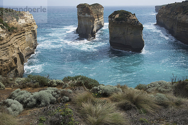 Kontrastreiche Farben von Meer und Kalkstein an der australischen Küste; Victoria  Australien'.