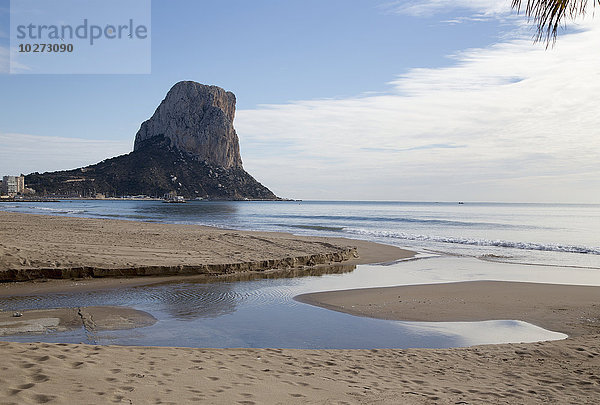 Eine zerklüftete Felsenspitze entlang der Küste mit einem Strand und einem Gezeitenbecken im Vordergrund; Altea  Spanien'.