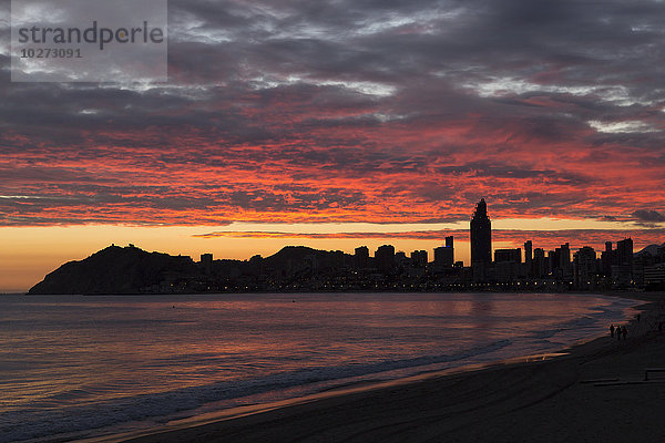 Farbenfroher dramatischer Sonnenuntergang über der Silhouette der Skyline; Benidorm  Spanien'.