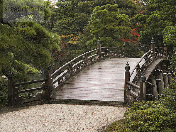 Alte japanische Steinbrücke im kaiserlichen Park; Kyoto  Japan'.