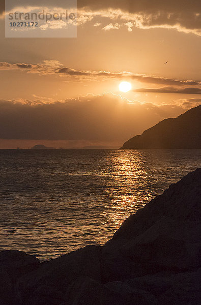 Goldener Sonnenuntergang mit Silhouette von Hügeln entlang der Mittelmeerküste; Benidorm  Spanien