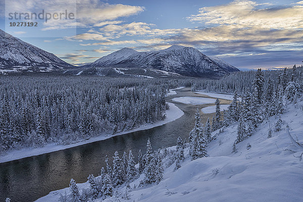 Winterliches Spätnachmittagslicht über dem Takini River und den Bergen im südlichen Yukon; Yukon  Kanada'.