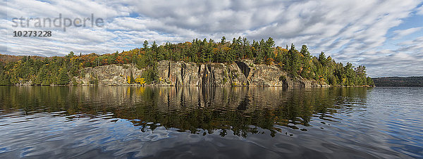 Panoramablick auf die Klippen im Rock Lake im Herbst  Algonquin Park; Ontario  Kanada'.