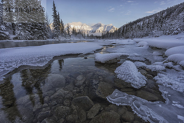 Sonnenuntergang über dem Wheaton River im Licht der Grey Ridge  in der Nähe von Whitehorse; Yukon  Kanada'.