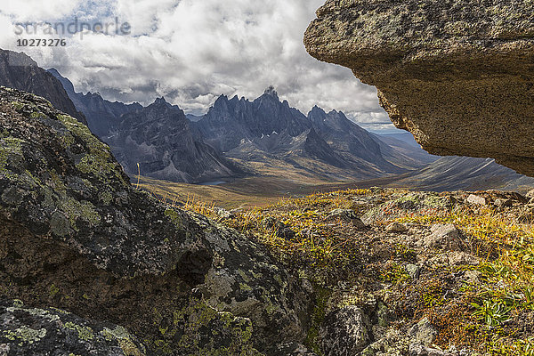 Der Tombstone Mountain wird auf dieser Ansicht im Tombstone Territorial Park von Felsen eingerahmt; Yukon  Kanada'.