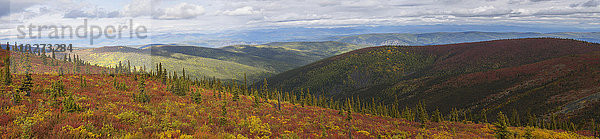 Die vielfarbigen Hügel und Berge entlang des Top of the World Highway  in der Nähe von Dawson City; Yukon  Kanada'.