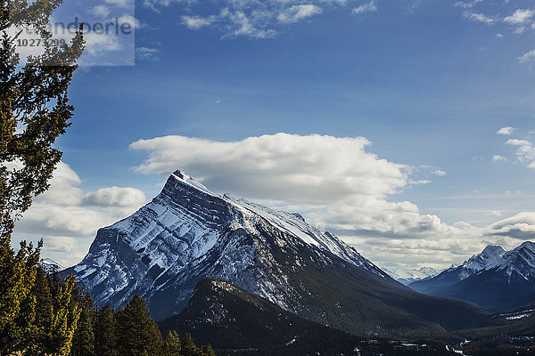 Felsige Berge im Winter  Banff National Park; Alberta  Kanada'.