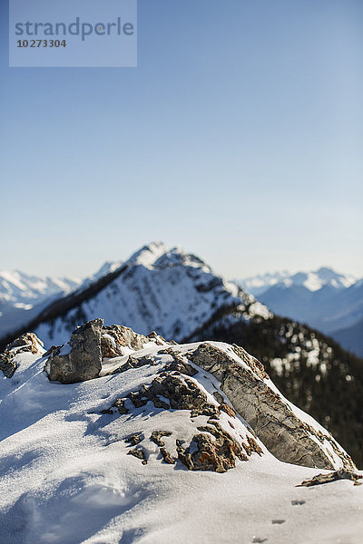 Fußabdrücke im Schnee des Sulphur Mountain mit Blick auf die Rocky Mountains im Winter  Banff National Park; Banff  Alberta  Kanada'.
