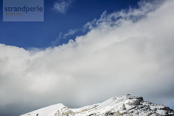 Blauer Himmel und Wolken in den Rocky Mountains  Banff National Park; Banff  Alberta  Kanada'.