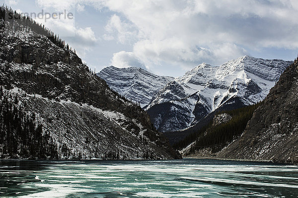 Berge und gefrorener See im Winter  Bow Valley Wildland; Alberta  Kanada'.