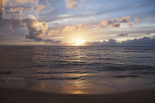 Sonnenuntergang über dem Wasser  Kee Beach im Haena Beach State Park; Haena  Kauai  Hawaii  Vereinigte Staaten von Amerika'.