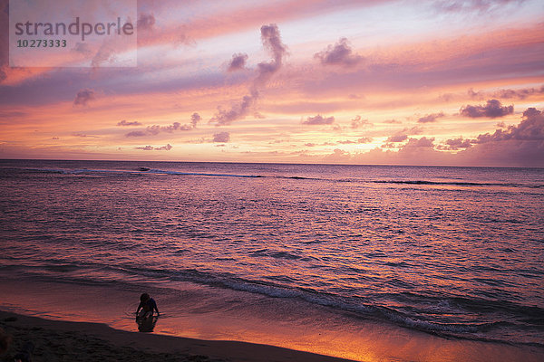 Sonnenuntergang über dem Wasser  Kee Beach im Haena Beach State Park; Haena  Kauai  Hawaii  Vereinigte Staaten von Amerika'.