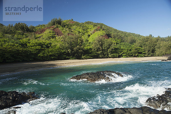 Wellen auf Felsen am Lumahai Beach and Valley; Kauai  Hawaii  Vereinigte Staaten von Amerika'.