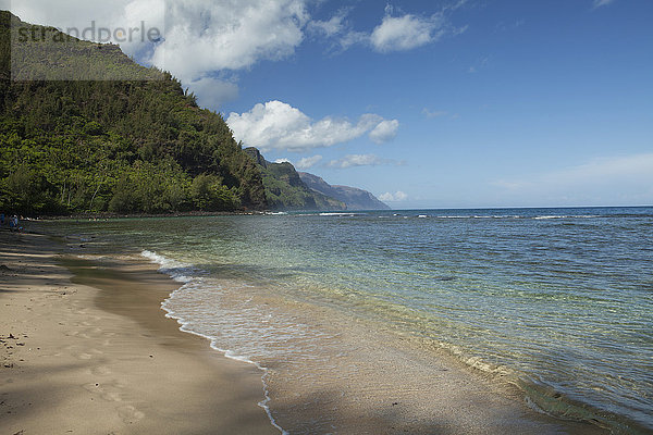 Kee Beach und Wasser im Haena Beach State Park  Na Pali Coast im Hintergrund; Kauai  Hawaii  Vereinigte Staaten von Amerika'.