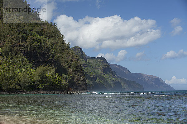 Kee Beach und Wasser im Haena Beach State Park  Na Pali Coast im Hintergrund; Kauai  Hawaii  Vereinigte Staaten von Amerika'.