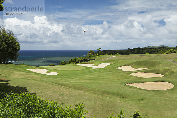 Sandfallen  Blick auf Anini Bay und Riffe  Prince Golf Course; Princeville  Kauai  Hawaii  Vereinigte Staaten von Amerika'.