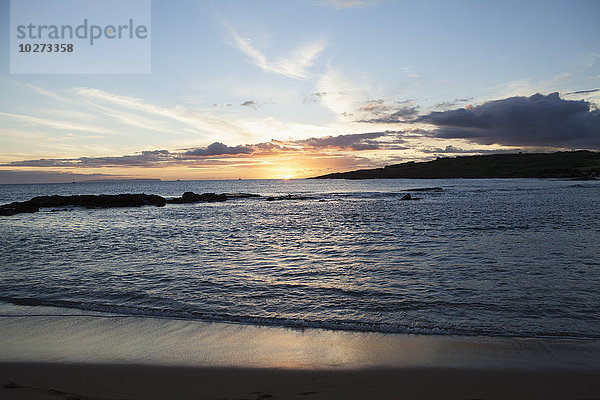 Sonnenuntergang über dem Salt Ponds Beach Park  in der Nähe von Hanapepe  Südwest Kauai; Kauai  Hawaii  Vereinigte Staaten von Amerika'.