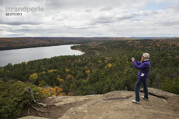 Frau fotografiert den Rock Lake von der Spitze des Booth's Rock  Algonquin Park; Ontario  Kanada'.