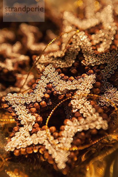 Sternförmiger Weihnachtsschmuck aus Nelken und Bändern zum Verkauf in einem Geschenkeladen; Salzburg  Österreich