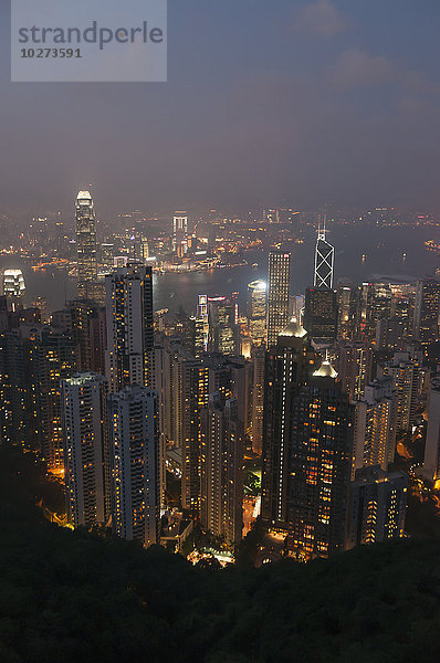 Blick vom Victoria Peak auf die Insel Hongkong bei Nacht; Hongkong  China'.